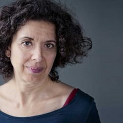 Épisode 09: N’aie pas peur, raconte tout! Esther Dischereit nous parle de l’attentat de Halle et de ses survivants